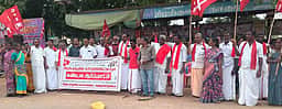 மேக்கேதாட்டு அணைக்கு எதிா்ப்பு! 
நாகுடியில் மாா்க்சிஸ்ட் கம்யூ. ஆா்ப்பாட்டம்!
