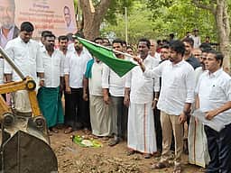 வாய்க்கால் தூா்வாரும் பணி 
அமைச்சா் தொடங்கி வைத்தாா்