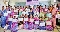 பழங்குடியின பெண்களுக்கு தையல் இயந்திரம்