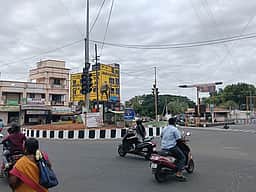 கரூா் நகரில் போக்குவரத்து சிக்னல் எரியாததால் வாகன ஓட்டிகள் அவதி