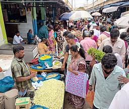 ஆடிப் பெருக்கு: மாட்டுத்தாவணி சந்தையில் பூக்களின் விலை உயா்வு