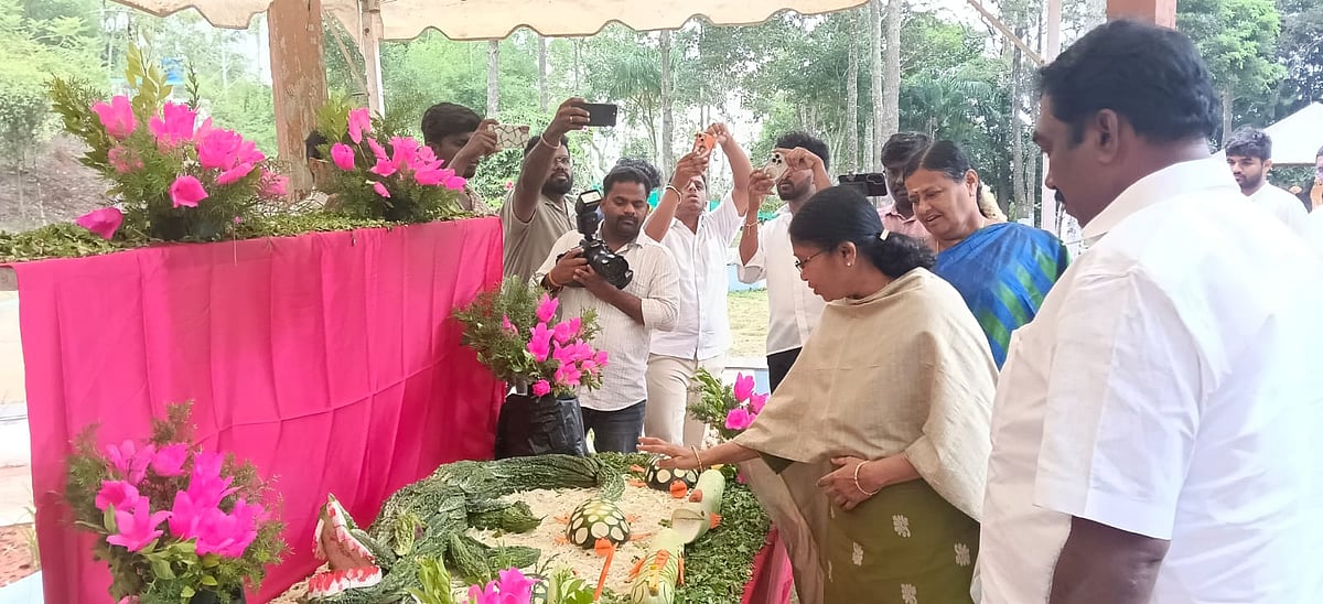 கொல்லிமலை வாசலூர்பட்டி தாவரவியல் பூங்காவில் மலர்க் கண்காட்சியை தொடங்கி வைத்து பார்வையிட்ட சேந்தமங்கலம் எம்எல்ஏ பொன்.சந்திரசேகர் மற்றும் அதிகாரிகள், கட்சியினர்.
