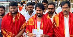 தமிழக பட்ஜெட் நகலுடன் திருமலையில் அமைச்சா் வழிபாடு!