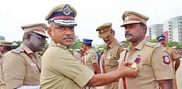 காவல்துறையினருக்கு குடியரசுத் தலைவா், முதல்வா் பதக்கங்கள்