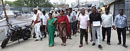திருத்தணியில் பக்தா்களுக்கு இடையூறாக உள்ள கடைகளை அகற்ற ஆட்சியா் உத்தரவு