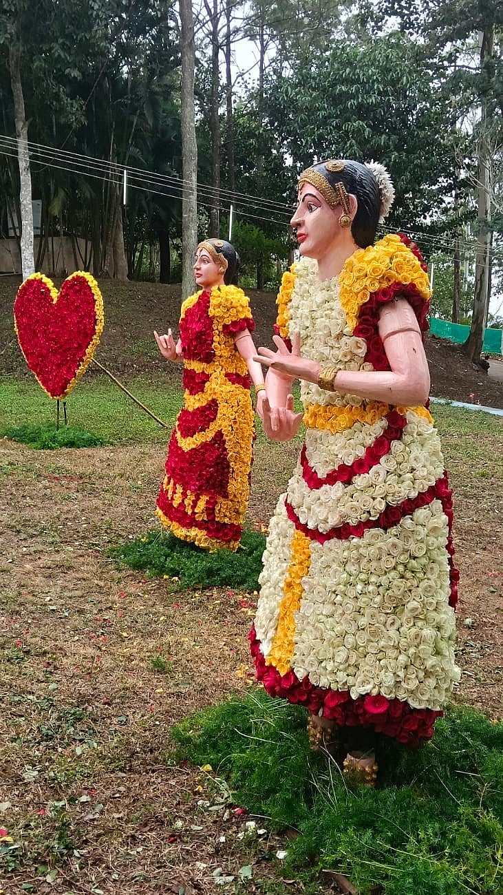 பல்வேறு வகையான மலர்களால் உருவாக்கப்பட்ட மனித உருவம்.