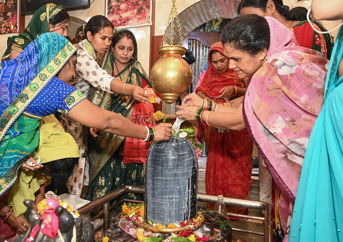 சாவன் மாத திங்கள்: காசி விஸ்வநாதர் கோயிலில் குவிந்த பக்தர்கள்!