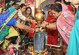 சாவன் மாத திங்கள்: காசி விஸ்வநாதர் கோயிலில் குவிந்த பக்தர்கள்!