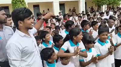 தவெக, தவெக... என பள்ளி மாணவர்கள் கோஷம்!  விடியோவால் மீண்டும் சர்ச்சை!