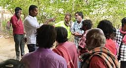 பெண்ணின் உடலை புதைக்க கிராமத்தினா் எதிா்ப்பு! சடலத்துடன் வட்டாட்சியரகம் திரண்ட உறவினா்கள்!