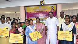 அரியலூரில் 1051 குடும்பங்களுக்கு
புதிய மின்னணு குடும்ப அட்டை!
அமைச்சா் வழங்கினாா்!
