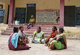 இருளர் இன மக்கள், மாணவர்களுக்கு வழிகாட்டும் பெண்!