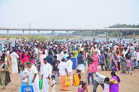 திருச்சி காவிரி ஆறு அய்யாளம்மன் படித்துறையில் ஆடிப்பெருக்கையொட்டி திங்கள்கிழமை வழிபாடு செய்த பொதுமக்கள்.