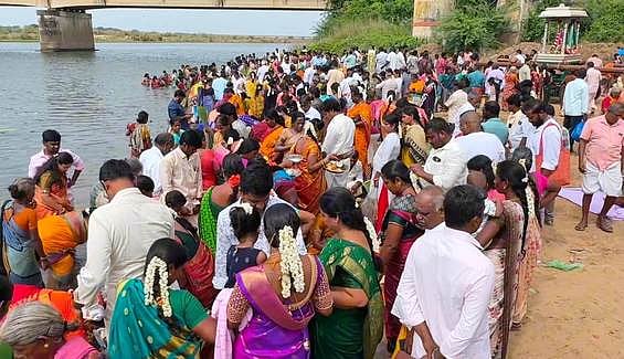 சிதம்பரம் அருகே கொள்ளிடக்கரையில் ஆடிப்பெருக்கை முன்னிட்டு குவிந்த திரளான மக்கள்