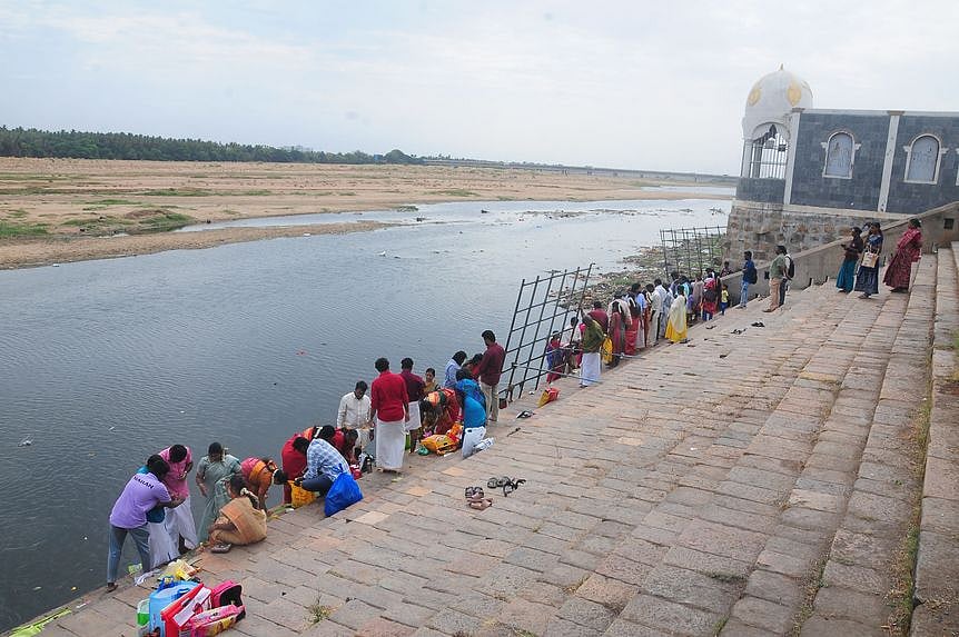 திருச்சி ஸ்ரீரங்கம் அம்மா மண்டபத்தில் ஆடிப்பெருக்கை கொண்டாட திங்கள்கிழமை திரண்ட பொதுமக்கள்.