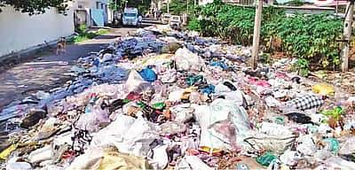 திருப்பூரில் மலைபோல குவிக்கப்படும் குப்பைகள்: துா்நாற்றம், புகை மூட்டத்தால் கேள்விக்குறியாகும் சுகாதாரம்!
