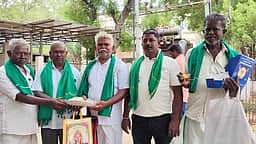 தினமணி செய்தி எதிரொலி!
கொள்முதல் நெல்லுக்கு பணம் கிடைத்தது: விவசாயிகள் இனிப்பு வழங்கி கொண்டாட்டம்