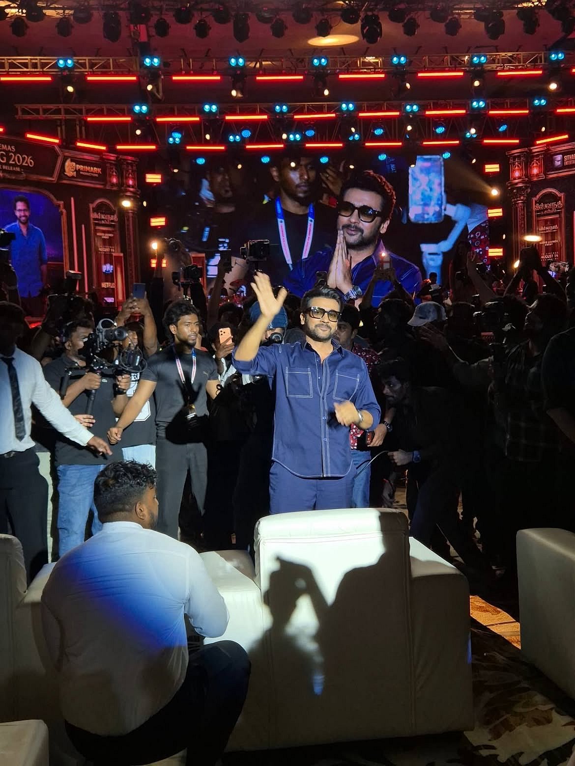 இசை வெளியீட்டு விழா மேடையில் நடிகர் சூர்யா.