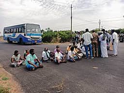 நெல் கொள்முதல் தொகை கோரி சாலை மறியல்