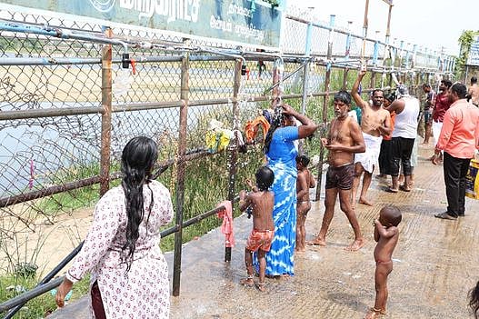 திருச்சி அம்மா மண்டபத்தில் திங்கள்கிழமை குழாய் தண்ணீரில் குளித்த பொதுமக்கள்.