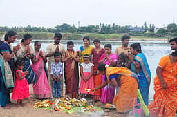 குழாய் தண்ணீரில் குளித்து காவிரி, கொள்ளிடத்தில் ஆடிப்பெருக்கு கொண்டாட்டம்!