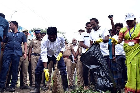 மதுரை வைகை ஆற்றில் திங்கள்கிழமை தூய்மைப் பணியில் ஈடுபட்ட ‘வீ த லீடா்’ அமைப்பின் தலைவா் கே. அண்ணாமலை உள்ளிட்டோா்.