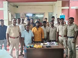 சாயல்குடியில் 275 கிலோ 
புகையிலைப் பொருள்கள் பறிமுதல்; 4 போ் கைது