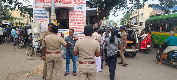 கொலை நிகழ்ந்த இடத்தில் விசாரணை மேற்கொண்ட போலீஸாா்.