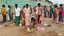 கொள்ளிடத்தில் ஆடிப்பெருக்கு உற்சாகக்கொண்டாட்டம்: வட 
மணிமுக்தாற்றில் ஊற்று நீரை  விலைக்கு வாங்கி வழிபட்ட புதுமணத் தம்பதிகள்