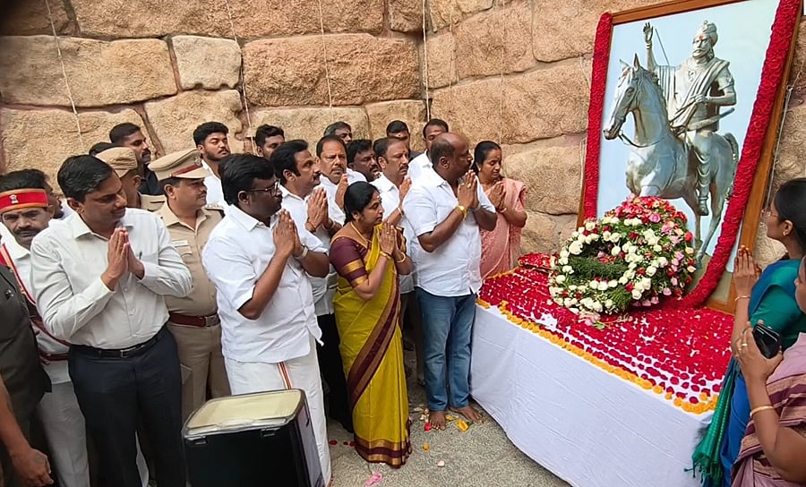 சுதந்திரப் போராட்ட வீரர் தீரன் சின்னமலையின் நினைவு 221 ஆவது நாளையொட்டி சங்ககிரி மலைக்கோட்டை அடிவாரத்தில் அவரது உருவப் படத்துக்கு தமிழக அரசு சார்பில் மூன்று அமைச்சர்கள், எம்எல்ஏக்கள் திங்கள்கிழமை(ஆகஸ்ட் 3 மலர் தூவி மரியாதை செலுத்தினர்.