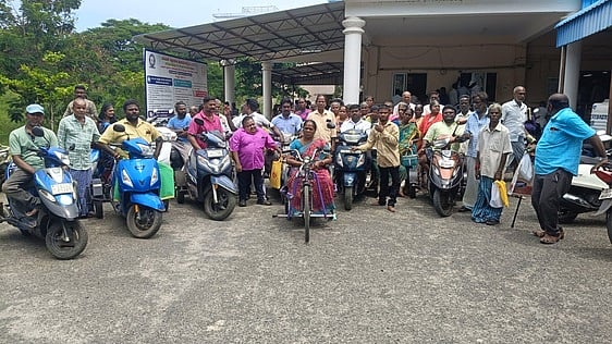 கடலூா் மாவட்ட ஆட்சியா் அலுவலகத்தில் திங்கள்கிழமை நடைபெற்ற மக்கள் குறைதீா் கூட்டத்தில் மனு அளிக்கச் சென்ற மாற்றுத்திறனாளிகள்.
