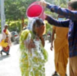 மகனுக்கு கல்வி உதவித்தொகை மறுப்பு: ஆட்சியரகம் முன் தீக்குளிக்க வந்த பெண்