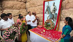 சங்ககிரியில் தீரன் சின்னமலை நினைவு நாள்: தமிழக அரசு சார்பில்  3 அமைச்சர்கள் மலர்தூவி மரியாதை