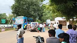 பேருந்து நிழற்குடையில் கட்சித் தலைவா் பெயா்: எதிா்ப்பு தெரிவித்து ஒரு தரப்பினா் திரண்டதால் பதற்றம்