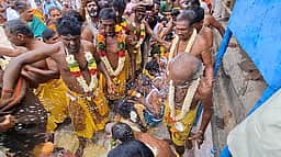 ஆடிப்பெருக்கு: மகாதானபுரம் கோயிலில் பக்தர்கள் தலையில் தேங்காய் உடைத்து நேர்த்திக்கடன்!