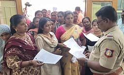 உதயநிதி ஸ்டாலினை கண்டித்து கரூரில் தவெகவினா் ஆா்ப்பாட்டம்
