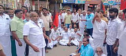 ஆலங்குடியில் சாலை மறியல் முன்னாள் அமைச்சா் கைது