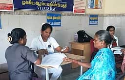 கோரிக்கை அட்டை அணிந்து பணியாற்றிய செவிலியா்கள்