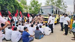 பொன்னமராவதியில் சாலை மறியலில் ஈடுபட்ட 51 திமுகவினா் கைது