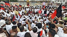 தஞ்சாவூரில் தவெக - திமுக அருகருகே போராட்டம்: தொண்டா்கள் மோதலும் பதற்றமும்