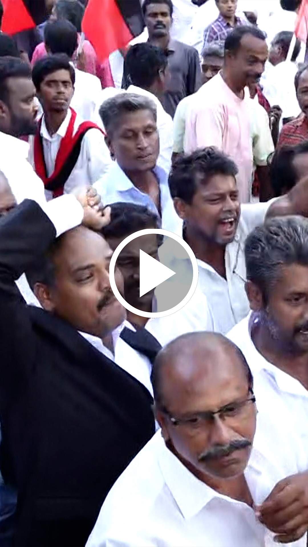 தஞ்சாவூர் காவல்நிலையம் முன்பு குவிந்த திமுக தொண்டர்கள்
