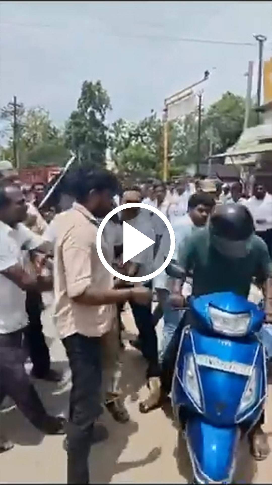 சாலை மறியலுக்கு இடையே சென்ற வாகன ஓட்டியை தாக்கிய திமுகவினர்! அமைச்சர் ராஜ்மோகன் பகிர்ந்த காணொலி