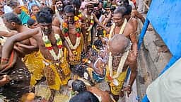 ஆடிப்பெருக்கு: மகாதானபுரம் ஸ்ரீ மகாலட்சுமி அம்மன் கோயிலில் பக்தா்கள் தலையில் தேங்காய் உடைத்து நோ்த்திக்கடன்