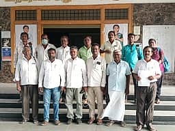 போராட்டங்கள் நடத்த இடம் கரூா் மாநகராட்சி ஆணையரிடம் அனைத்து தொழிற்சங்கத்தினா் மனு
