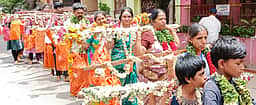 முருகன் கோயிலுக்கு காவடி ஊா்வலம்