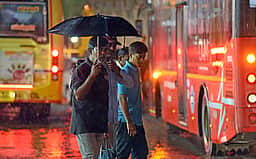 சென்னை, புறநகா் பகுதிகளில் மழை