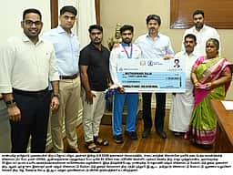 காமன்வெல்த்தில் பதக்கம் வென்றவா்களுக்கு ரூ.80 லட்சம் ஊக்கத் தொகை: முதல்வா் ஜோசப் விஜய் வழங்கினாா்