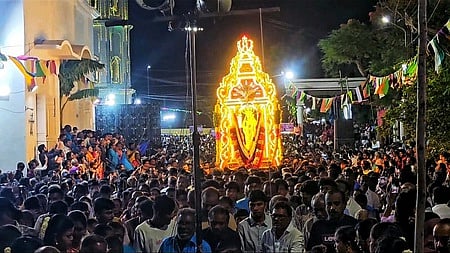 தூத்துக்குடி தூய பனிமய மாதா ஆலய பெருவிழாவில் நகர வீதிகளில் வலம் வந்த மாதா திருவுருவ பவனி