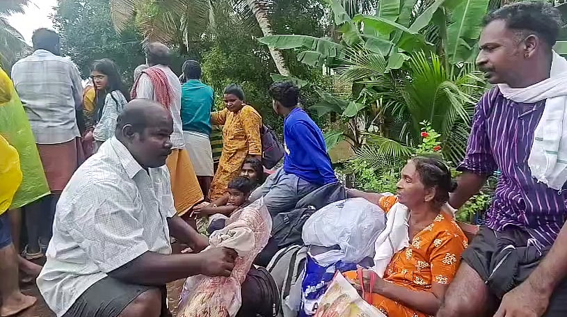 வெள்ளத்தால் பாதிக்கப்பட்ட பொதுமக்கள்.