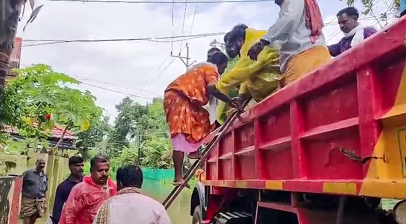 கனமழையால் பெருக்கெடுத்து ஓடும் மழைநீர், குடியிருப்புகள், சாலைகள் என அனைத்து இடங்களையும் சூழ்ந்தது.